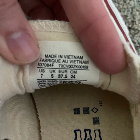 Converse White Canvas Sneakers Classic Low-Top Design w/ elastic back. - Picture 4 of 4